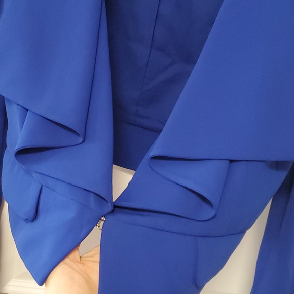 BCBG Royal Crop Blazer size L - Picture 3 of 6